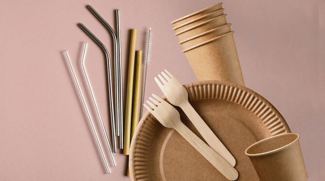 Glas, Mehrwegplastik, Nudeln, Bambus, Bagasse, Pappe: Die Liste der Einwegplastik-Alternativen ist lang.