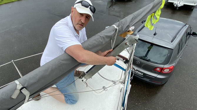Letzte Vorbereitungen an Land: Bernd Burkhardt verlädt sein Segelboot.