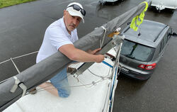 Letzte Vorbereitungen an Land: Bernd Burkhardt verlädt sein Segelboot. 