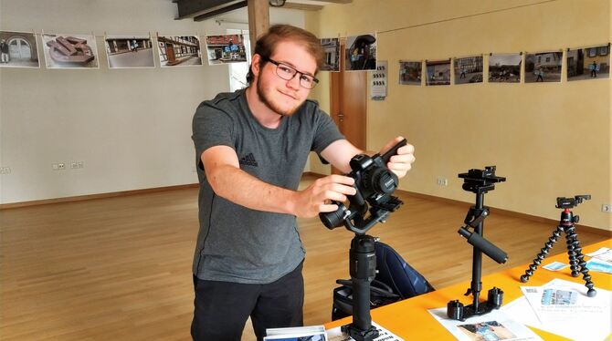 Lukas Sabo startete sein Filmprojekt, während Tänzerinnen der Tanzschule Gitte Wax vor dem Rathaus ihr Können vorführten. FOTO Lukas Sabo startete sein Filmprojekt, während Tänzerinnen der Tanzschule Gitte Wax vor dem Rathaus ihr Können vorführten. FOTO