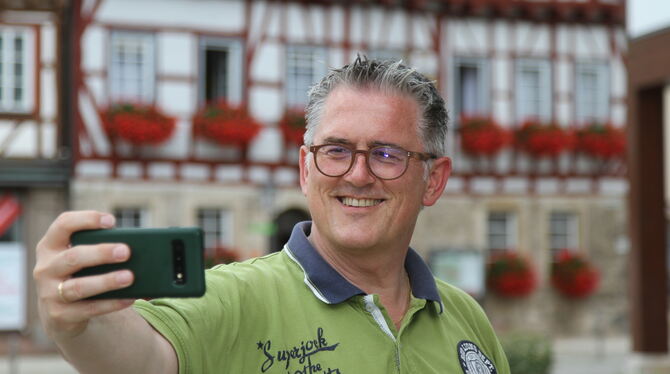 Der CDU-Bundestagsabgeordnete Michael Donth versieht seine zahlreichen Facebook-Posts mit dem Hashtag #SelfieMichi. Hier ist er