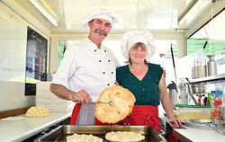 Für Károly Canki ist Lángos mehr als eine Zwischenmahlzeit: Für den Bäcker- und Konditormeister, der auf dem Reutlinger Markt vo
