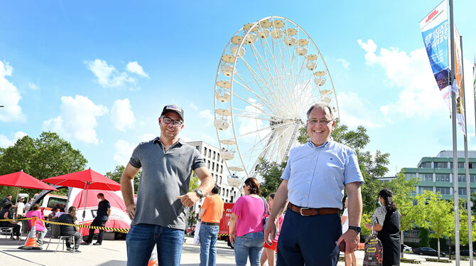 Schausteller Christian Göbel (links) spendiert allen, die sich vor Ort impfen lassen, am heutigen Freitag und morgigen Samstag e