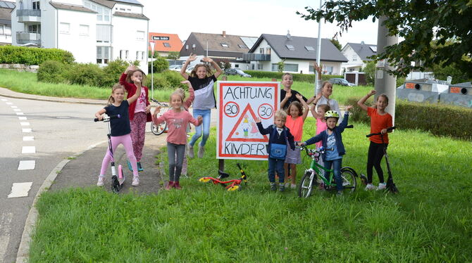 Kinder in Reicheneck wollen sich am Rand der Seewaldstraße sicher fühlen: Sie haben Warnplakate gemalt, die allzu rasante Autofa