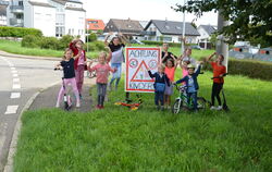 Kinder in Reicheneck wollen sich am Rand der Seewaldstraße sicher fühlen: Sie haben Warnplakate gemalt, die allzu rasante Autofa