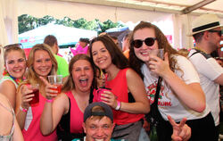 Gute Laune bei den knapp 500 Gästen der Mallorca-Party in Kohlstetten.