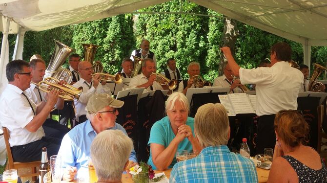 Die Donauschwäbische Blaskapelle aus Reutlingen unterhielt am  Sonntag die Gäste beim Höflesfest in Jettenburg. FOTO: STRAUB