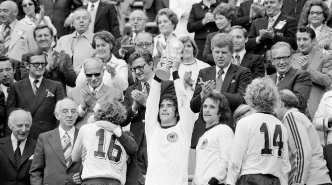 Weltmeister 1974: Den 2:1-Siegtreffer gegen die Niederlande erzielte »Bomber« Gerd Müller, hier mit dem WM-Pokal in den Händen.