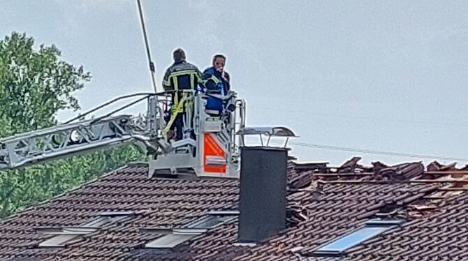 Feuerwehrleute löschen den Brand in einem Wohnhaus in Pliezhausen-Gniebel. Zur Unterstützung war die Drehleiter aus Reutlingen i
