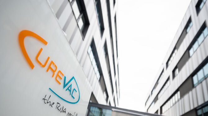 Das Logo des Biotech-Unternehmens Curevac mit dem Slogan »the RNA people« an der Unternehmenszentrale. Foto: Gollnow/dpa