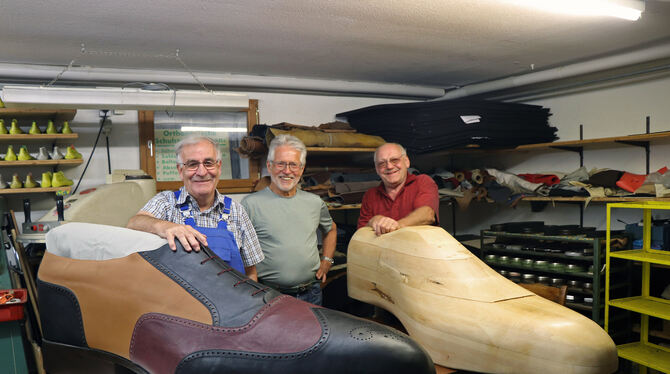 Gemeinsam haben Matthäus Jörg, Johannes Schunk und Ulrich Baur (von links) einen Riesenschuh hergestellt. FOTO: BLOCHING