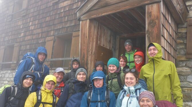 Angekommen bei der Similaunhütte am höchsten Punkt der Tour auf über 3 000 Meter über dem Meeresspiegel.  FOTO: PRIVAT