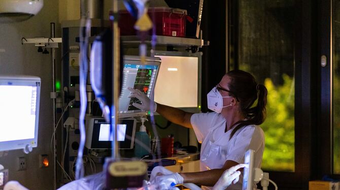 Elke Koch, stellvertretende Stationsleiterin einer Intensivstation des Uniklinikums Freiburg, bedient einen Monitor, der die Vit