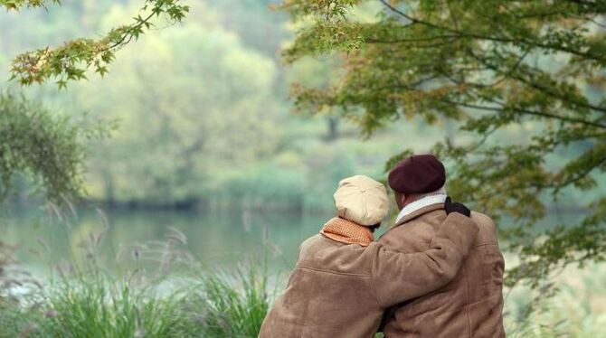 Ein älteres Paar auf einer Bank. Foto: Patrick Pleul
