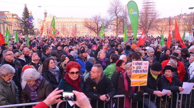 Tausende demonstrierten bereits im Januar in Stuttgart gegen Pegida (Archivfoto).