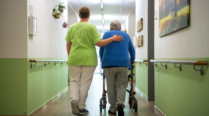 Schon heute fehlt Personal in der Altenpflege. Wie kann gegengesteuert werden, damit das Problem nicht immer größer wird?  FOTO: