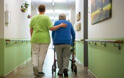 Schon heute fehlt Personal in der Altenpflege. Wie kann gegengesteuert werden, damit das Problem nicht immer größer wird?  FOTO: