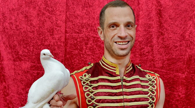 Manuel Späth mit seiner Taube Winnetou, die Attraktion auf der Probenmatte.