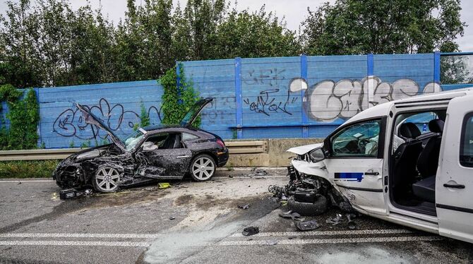 Totalschaden an den beiden beteiligten Fahrzeugen: Zwischen Bempflingen und Riederich ereignete sich ein schwerer Unfall.