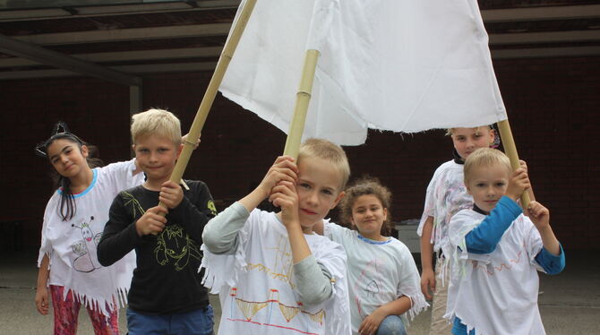 Die Teilnehmer an der Kinderfreizeit »Wirlewitz« verschlägt es dieses Jahr in den Wilden Westen: Hier tragen die Kinder ein Tipi