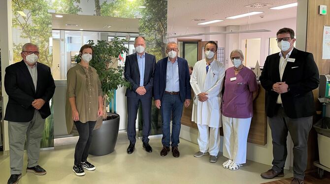 KKR-Geschäftsführer Dominik Nusser (rechts) dankte gemeinsam mit Oberarzt Dr. Thomas Trauschke und Ruth Wendorf (Pflege) den För