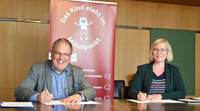 Thomas Keck und Dr. Angela Schütze vom BNE-Kompetenzzentrum bei der Unterzeichnung der Zielvereinbarung. FOTO: PIETH