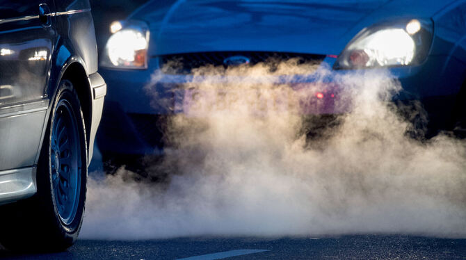 Abgas adieu? Autos mit Verbrennermotoren gelten unter Umwelt- und Klimaschützern als Auslaufmodelle.   FOTO: MURAT/DPA-TMN
