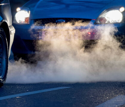 Abgas adieu? Autos mit Verbrennermotoren gelten unter Umwelt- und Klimaschützern als Auslaufmodelle.   FOTO: MURAT/DPA-TMN