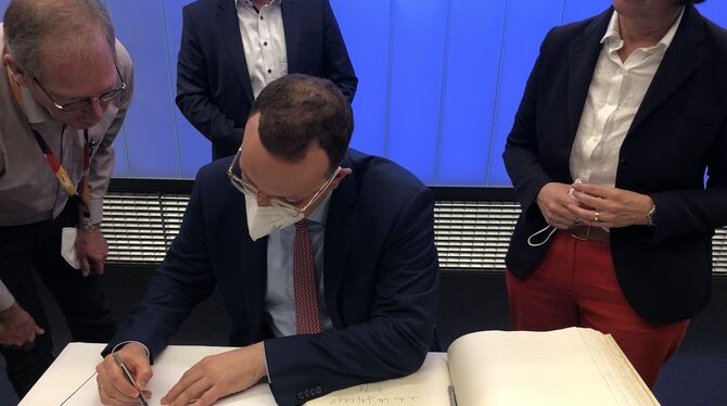 Bundesgesundheitsminister Jens Spahn (CDU) hat sich in das Goldene Buch der Stadt Mössingen eingetragen.