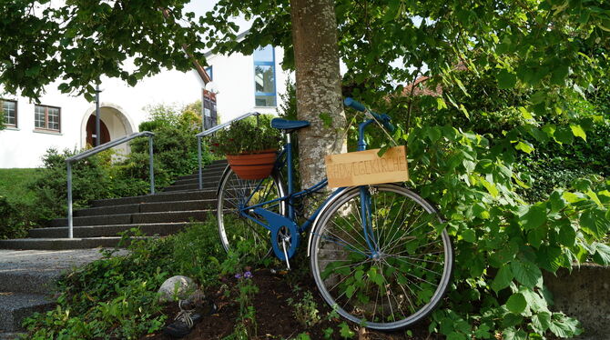 Mesnerin Michaela Krapf hatte die Idee mit dem Fahrrad als Hinweis.  FOTOS: WURSTER