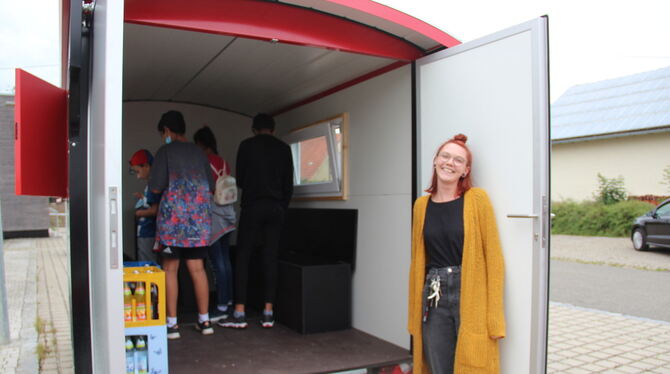 Mit dem Hohensteiner »Jugendhänger« machte Jugendarbeiterin Franziska Krist bei einer Tour durch die Ortsteile in Eglingen Stati