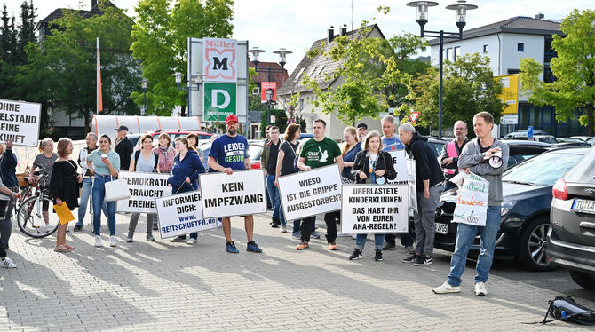 Impfgegner demonstrierten in Mössingen gegen Minister Jens Spahn.  FOTO: PIETH