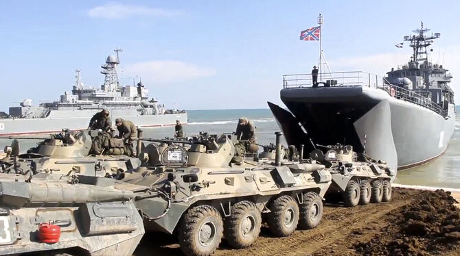 Schützenpanzerwagen der russischen Armee rollen Ende April 2021 nach einer Machtdemonstration bei Manövern auf der Krim-Halbins