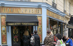  Schlange stehen vor den Boulangerien ist in Paris ein vertrautes Bild. FOTOS: KALMBACH
