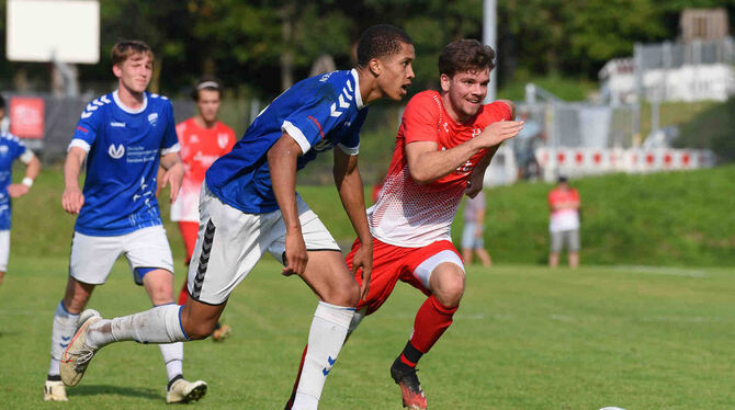 Nyamekye Awortwie-Grant (blaues Trikot) und der VfL setzen sich gegen Tübingen (rechts: Marius Thomas) durch.  FOTO: TBAUR/EIBNE