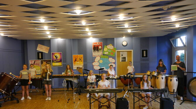 Mitglieder der Jungen Sinfonie Münsingen probieren die neuen Instrumente aus (von links): Emily, Sarah, Anna, Zoa, Sarah, Tabea,