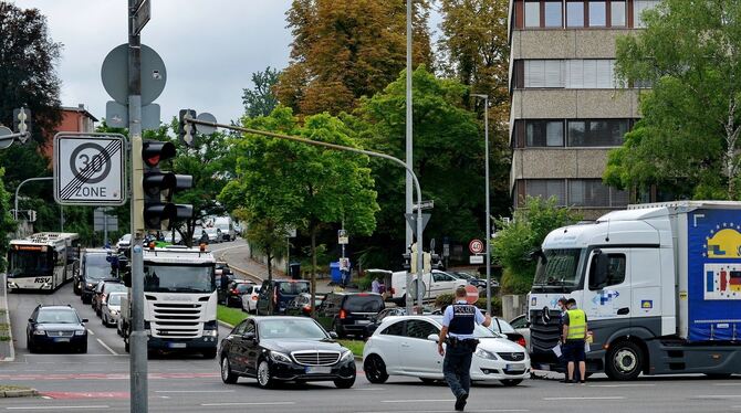 Ein Unfall mitten auf der Kreuzung bei der Stadthalle löste einen großen Rückstau aus.