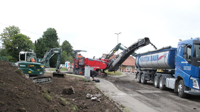 Mit dem Bau des Kreisverkehrs an der Kleinengstinger Friedhofskreuzung wurde begonnen. Hier die Einmündung der Gartenstraße, an
