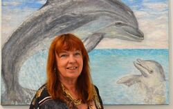 Connie Hasenclever vor einem Delfinbild in ihrer Ausstellung in Tübingen
