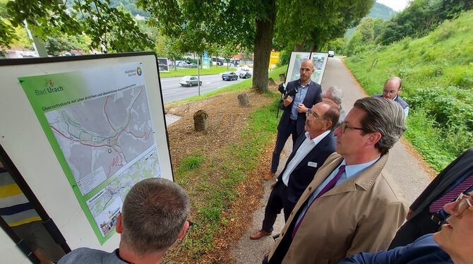 Bundesverkehrsminister Andreas Scheuer betrachtet die Pläne der Stadt Bad Urach zur Weiterentwicklung im Blick auf die Gartensch