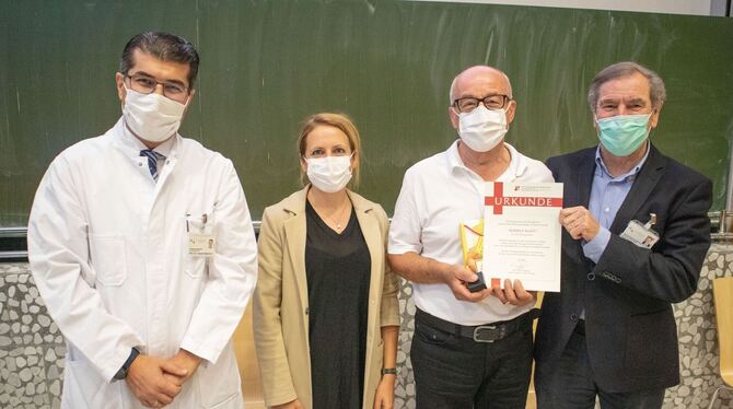 Premiere in der Tübinger Blutspendezentrale: Rudolf Klett (Zweiter von rechts) hat 550 Mal Blut gespendet und macht weiter. Jetz