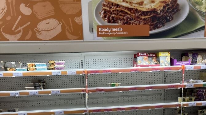 Nicht nur bei Sainsbury’s, sondern allerorten klaffen derzeit in Großbritannien große Löcher in den Supermarktregalen.  FOTO: BO