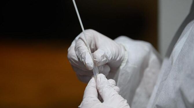 Tupfer für einen Abstrich für einen Corona-Schnelltest Tupfer für einen Abstrich für einen Corona-Schnelltest