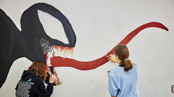 Im Kurs  »Artworks!«  der Sommerkunstwoche entstand eine große Wandmalerei: Comic-Antiheld »Venom«.  FOTO: MARIABERG