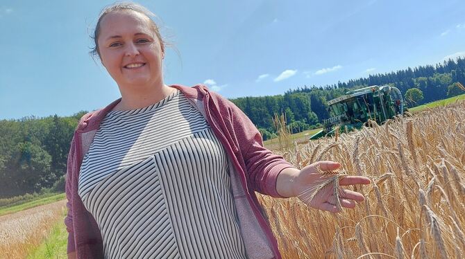 Dr. Maria Obergöker, Abteilungsleiterin für den Bereich Pflanzenbau im Kreislandwirtschaftsamt, auf dem Versuchsfeld: Die Ernte