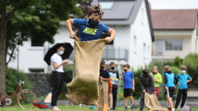 Aktiv, nicht nur beim Sackhüpfen: Eindrücke vom Sommer-Ferienprogramm des CVJM in Dettingen.  FOTO: CVJM