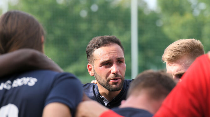 Young-Boys-Spielertrainer Yasin Yilmaz schwört seine Mannschaft ein.  FOTO: BAUR