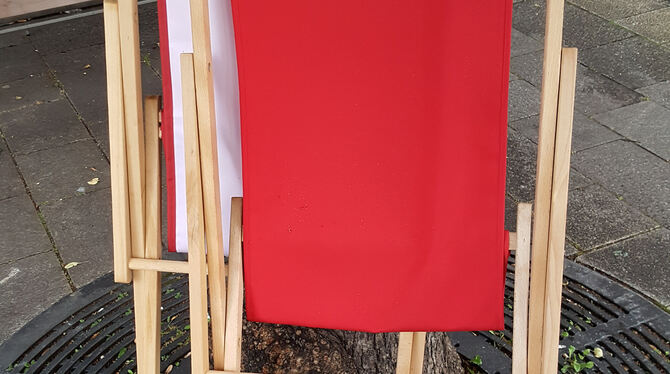 Stadtgestaltung: Holzliegestühle  bieten diesen Sommer auch  außerhalb des  Bürgerparks  erstmals urbane  Aufenthalts- qualität