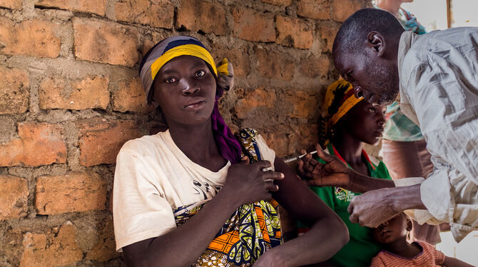 Eine Frau lässt sich 2017 im Tschad gegen Tetanus impfen. Das Projekt zur sicheren Schwangerschaft wurde von Difäm unterstützt.