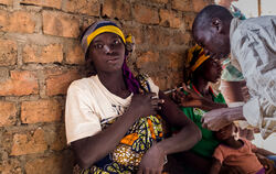 Eine Frau lässt sich 2017 im Tschad gegen Tetanus impfen. Das Projekt zur sicheren Schwangerschaft wurde von Difäm unterstützt. 